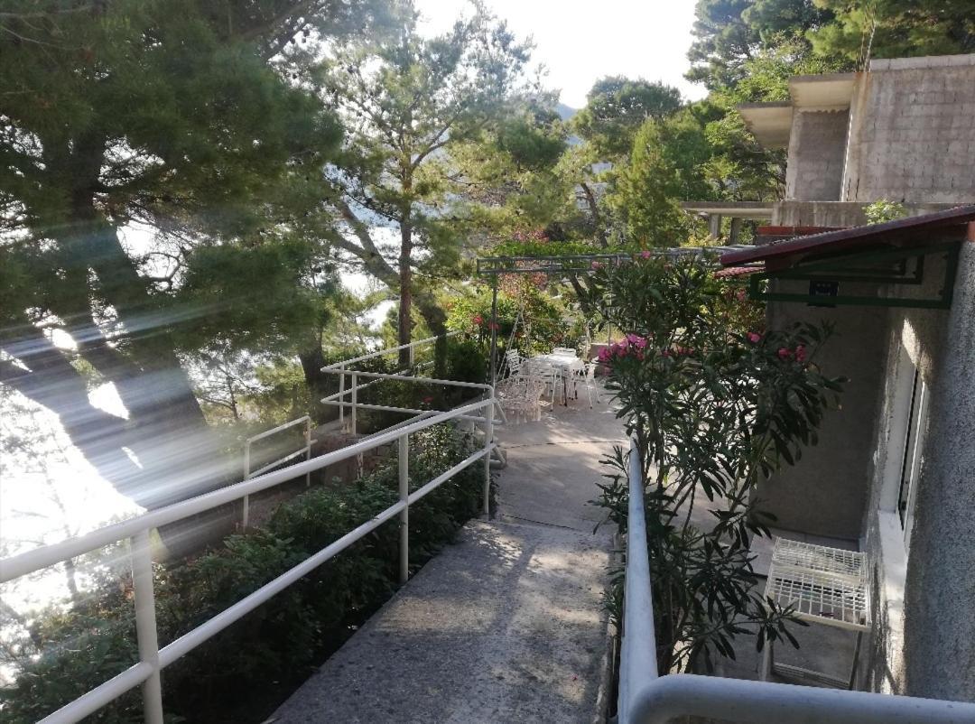 Apartmani Mares - 20 M From The Beach Brela Exterior photo